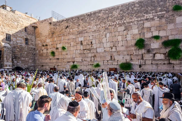 Jerusalem Israel September 2018 Blessing Cohanim 用喜庆的白色塔利特包裹着的犹太人祈祷 在圣殿西墙举行的令人兴奋的仪式 宗教和摄影旅游的概念 — 图库照片