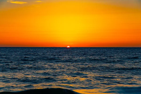 地中海壮丽的热落日 海浪闪烁着反光 强烈的海浪 以色列特拉维夫 — 图库照片