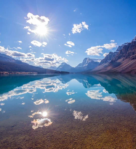 山と太陽の湖の滑らかな水に反映されます 澄んだ紺碧の水と氷河湖の弓 晴れた秋の日 カナダだ ロッキー山脈 — ストック写真