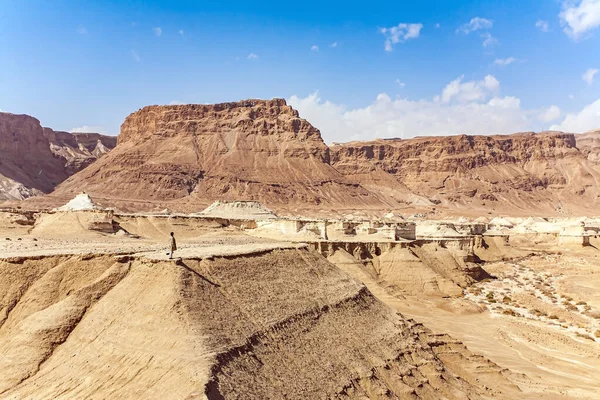 Judean Desert Israel Woman Tourist Red Sweater Admires Landscape Interesting — Stock Photo, Image