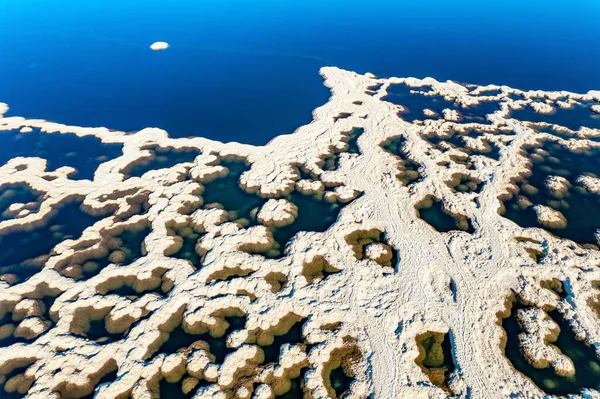 Israel Dead Sea Evaporated Salt Forms Bizarre Patterns Blue Water — Stock Photo, Image