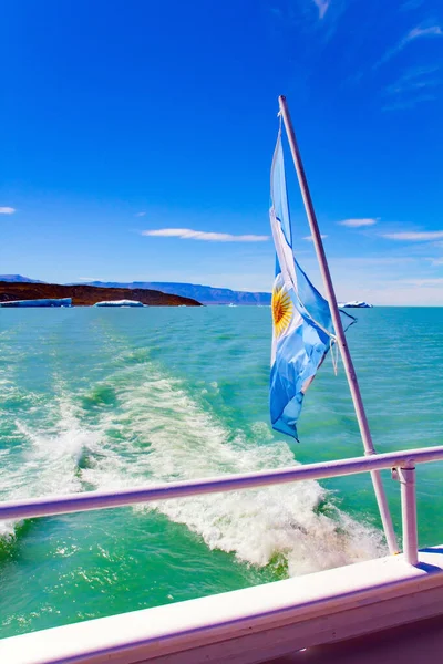 船の船尾に旗を掲げろ 喜びのカタマラン 南アメリカへの旅 アルゼンチンのパタゴニア 湖と氷河 Viedma — ストック写真