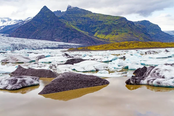 氷のブロックが滑らかな水に反映されます ヨークサルロン氷河のラグーン アイスランド北部の印象的な風光明媚なラグーン 冷たい山の中で氷河や氷山 北極の寒い夏 — ストック写真