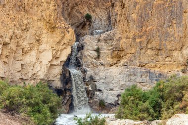 Kidron deresinde kış seli. Meşhur İncil akışı Kidron. İsrail 'de soğuk yağmurlu kış. Ölü Deniz kıyısındaki antik Yahudi dağları