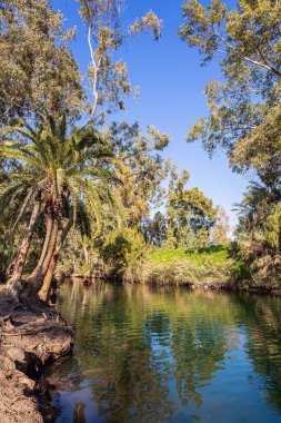 Güzel sıcak kış güneşli günü. Ürdün Nehri dünyadaki en ünlü nehirdir. İsrail. Hristiyanlıkta, Jordan İsa 'nın vaftiz edildiği yerdir.. 