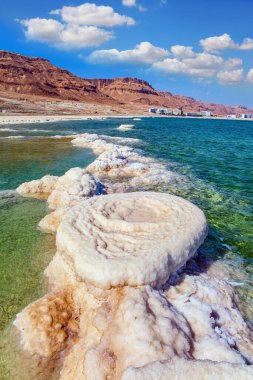 Dünyanın en tuzlu gölü. Orta Doğu 'daki drenajsız tuz gölü. Ölü Deniz. İsrail. Buharlaşmış tuz, suyun yüzeyinde güzel kristaller oluşturur.. 