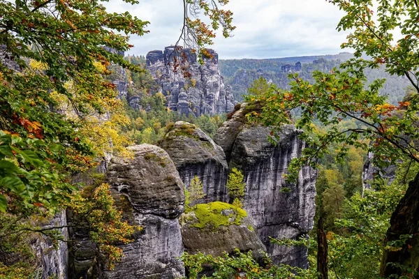 ドイツだ ザクセン スイスへのロマンチックな旅行 エルベ川の高さ200メートルのバステイの絵のように美しい砂の崖は 有名な観光名所です — ストック写真