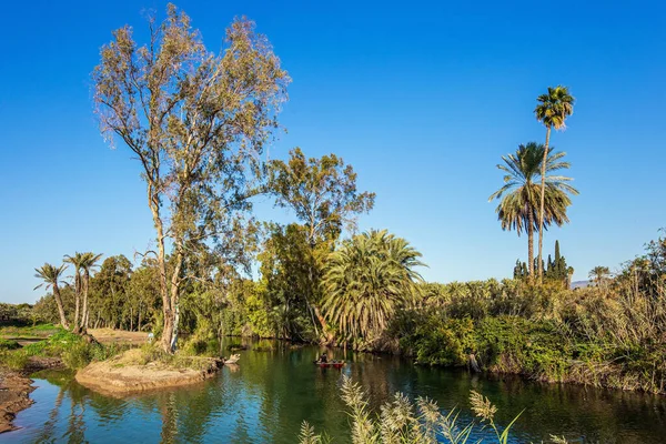 Ürdün Nehri dünyadaki en ünlü nehirdir. Nehir boyunca harika bir yürüyüş. Kış güneşli bir gün. Jordan, İsa 'nın vaftiz edildiği yerdir. İsrail