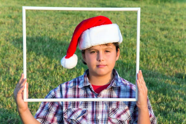 Niño Inteligente Guapo Una Gorra Payaso Santa Claus Está Mirando — Foto de Stock