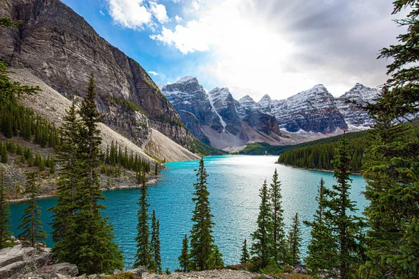 Banff Parkı. On Tepe Vadisi. Kanada Kayalıkları. Göldeki su güzel bir gök mavisi renginde. Kuzey Kanada 'ya seyahat et. Dünyanın en güzel göllerinden biri olan Moraine Gölü. 