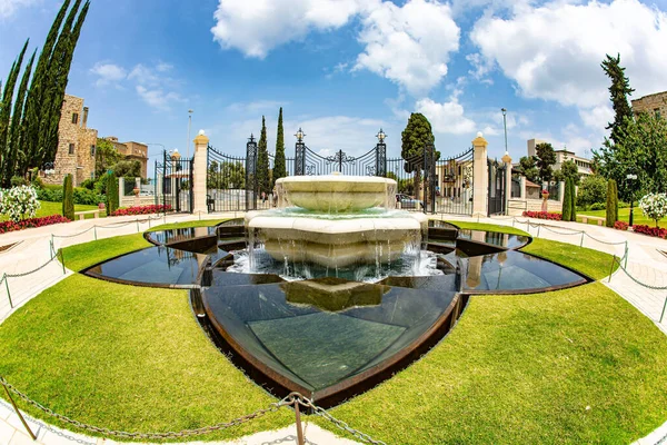 宏伟的大理石喷泉朝圣中心和受欢迎的旅游胜地 用Fisheye镜头拍照 巴哈世界中心 卡梅尔山海法 以色列 晴朗的晴天 — 图库照片