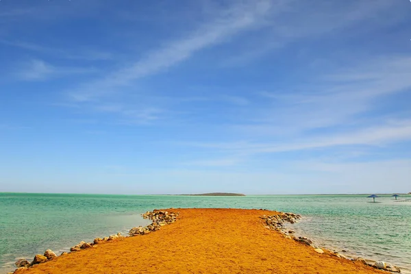 死海で雷雨の後のビーチ 治療とリラクゼーションのための壮大なエキゾチックなリゾート 死海は閉鎖塩湖です イスラエル — ストック写真