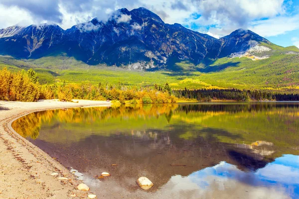 Skalnaté Hory Kanady Hladká Voda Jezera Odráží Horu Pyramidy Bujné — Stock fotografie