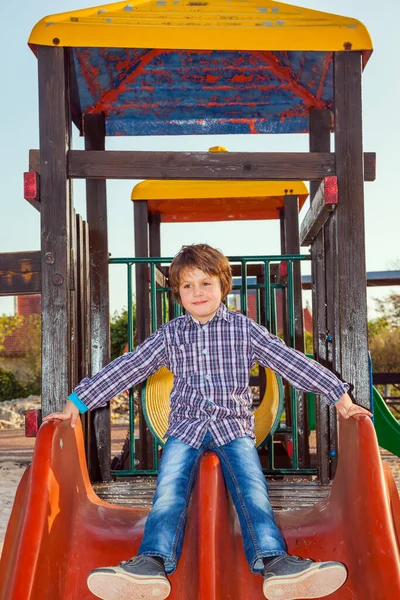 Charmante Jongen Geruit Cowboyshirt Jeans Speelt Kinderspeelplaats Mooie Zonnige Dag — Stockfoto