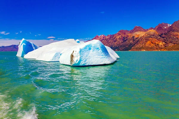 Trozos Hielo Rotos Del Glaciar Flotan Lago Viedma Increíble Viaje — Foto de Stock