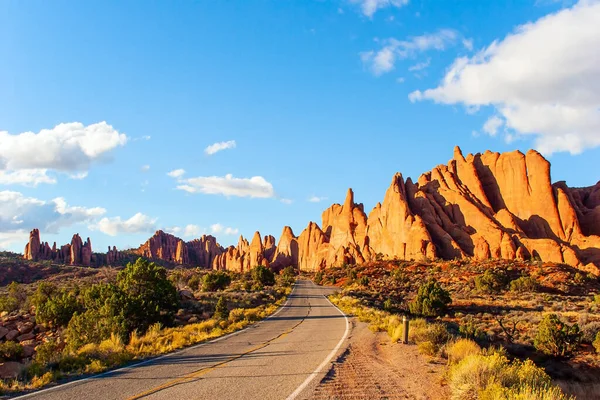 Camino Asfalto Parque Arches Park Utah Estados Unidos Pintorescos Acantilados — Foto de Stock