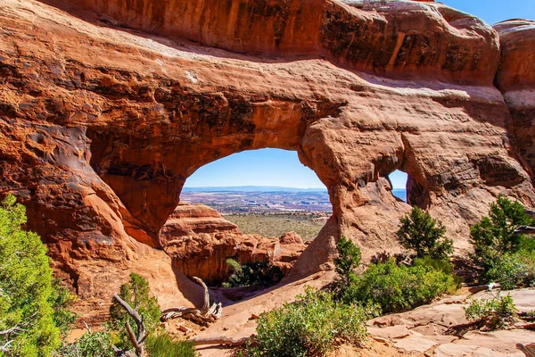 Duble O kemeri. ABD 'deki Arches Park' ın güzelliği. Resimli kırmızı-kahverengi kumtaşı kayalıkları eşsiz bir manzara oluşturur. Görkemli kaya bileşenleri doğal kaynaklıdır.. 
