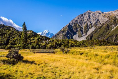 Yeni Zelanda 'nın en yüksek dağı Aoraki veya Cook Dağı' dır. Vadide akşam alacakaranlığı. Dağın tepesi sonsuz karlarla kaplı. Yürüme ve fotoğraf turizmi kavramı