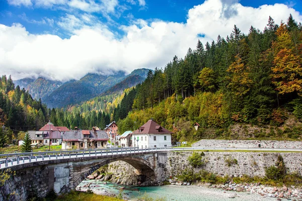 Brücke Und Dorf Einem Flachen Gebirgsbach Reisen Sie Nach Slowenien — Stockfoto
