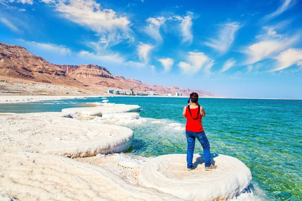 Morze Martwe Izrael Kobieta Czerwonej Koszulce Fotografuje Powierzchnię Morza Najbardziej — Zdjęcie stockowe