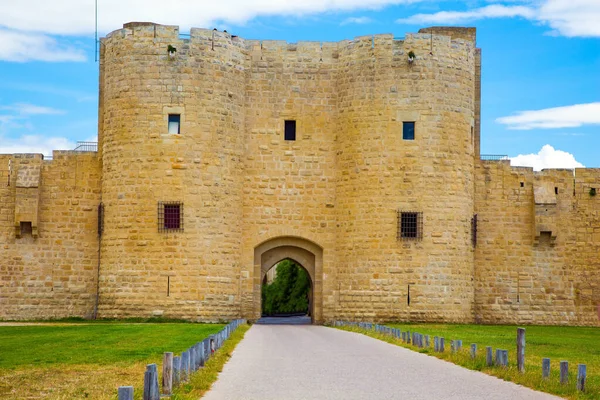 Antique Walls Picturesque Powerful Gates Surround Ancient City Aigues Mortes — Foto de Stock