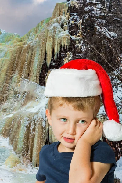 Nowy Rok Laponii Kolorowe Strumienie Lodu Stromym Klifie Uroczy Chłopiec — Zdjęcie stockowe