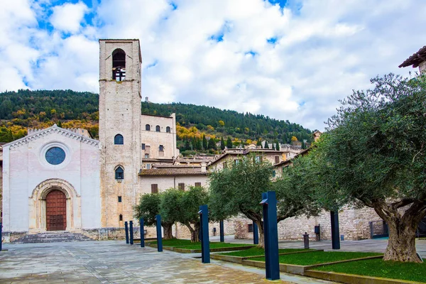 Vaftizci Aziz John Kilisesi. Şehrin ilk katedrali. Ön cephe Gotik tarzında yapıldı. Umbrian dağlarındaki zengin tarihi ve görkemli mimarisi olan Gubbio şehri.. 