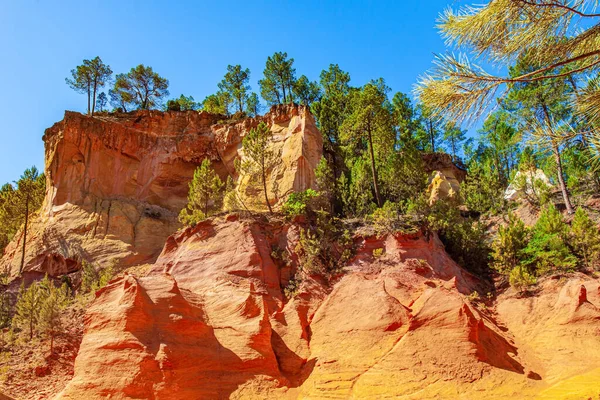 Provence Fransa Gün Ortası Güneşinin Aydınlattığı Tuhaf Parlak Renkli Kayalar — Stok fotoğraf