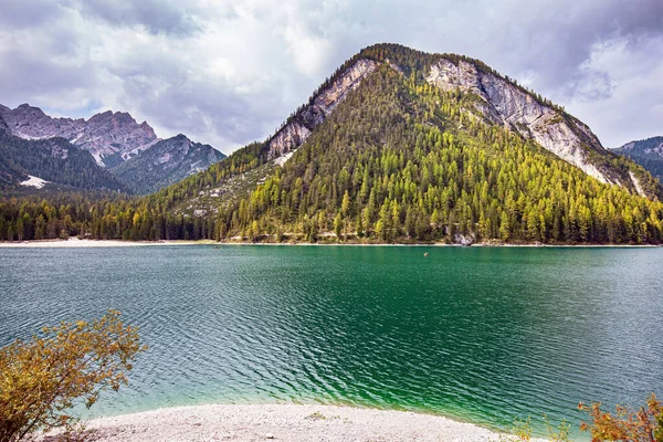 Claro Agua Azul Verde Del Lago Lago Braies Refleja Las — Foto de Stock