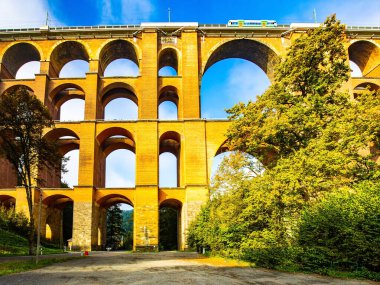Demiryolu köprüsü 19. yüzyılın ortalarında inşa edildi. Almanya. Goltzsch Viaduct dünyanın en büyük tuğla viyadülüdür. Ekimde güneşli soğuk bir sabah. 