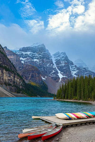 Several Canoes Boats Moored Shore Lake Moraine Magnificent Canadian Rockies — стоковое фото