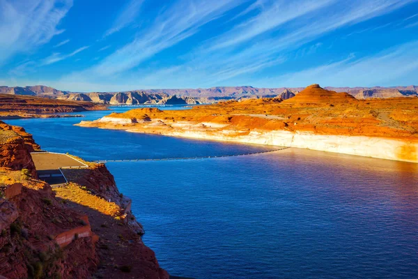 Glen Canyon Barajı, Arizona, Grand Canyon Vadisi 'nde. Amerika Birleşik Devletleri 'ndeki en büyük yapay kaynak Powell Gölü' dür. Hayattaki en iyi yolculuk. Etkin ve fotoğraf turizmi kavramı
