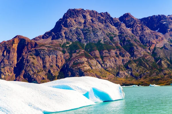 Pedaços Enormes Gelo Icebergs Flutuam Lago Viedma Fios Gelo Azuis — Fotografia de Stock