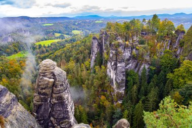 Sakson İsviçre 'ye romantik bir gezi. Elbe Nehri 'nin 200 metre yukarısındaki Bastei' nin pitoresk kumlu kayalıkları ünlü bir turistik merkezdir.. 