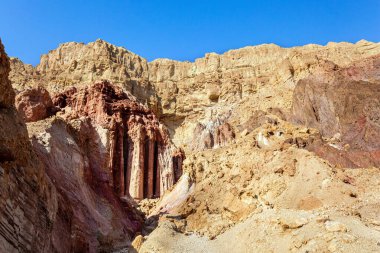 Amram 'ın görkemli sütunları. Eilat Dağları. İsrail. Kayalar kum taşları ve volkanik kayalardan oluşur. Renkli manzara oluşumları. 