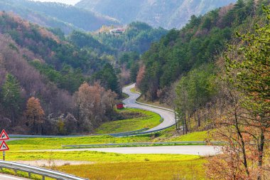 Muhteşem Umbria Aralık 'ta. Yağmurdan sonra kıvrımlı dağ yolu 