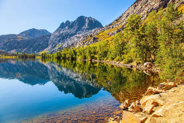 Herbstreisen Den Westen Der Usa Der See Ist Von Bergen — Stockfoto
