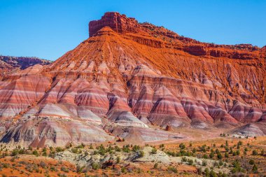 ABD. Arizona, Utah. Paria Kanyonu-Vermilion Uçurumları Vahşi Doğa Bölgesi. Kızıl kumtaşı dağlarının resimli mahmuzları. Aktif, aşırı ve fotoğraf turizmi kavramı