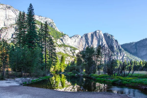 Okouzlující Jezírko Yosemitském Údolí Skalní Monolit Capitan Odráží Hladké Vodě — Stock fotografie