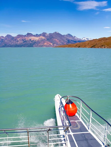 南アメリカへの旅 明るい赤いブイでカタマランをお楽しみください アルゼンチンのパタゴニア 湖と氷河 Viedma — ストック写真