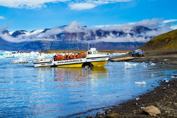 Iceland Scaftafetl Park Ice Lagon Jokulsaurloun 7月10 2014 氷山と氷の流れ 観光ツアーのための絵のような黄色のボート — ストック写真