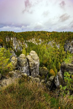 Almanya 'ya romantik bir gezi. Bulutlu bir sonbahar günü. Sakson İsviçre. Bastei 'nin resimli kumlu uçurumları ve eski köprü Bastei, devlet tarafından korunan mimari bir anıttır.