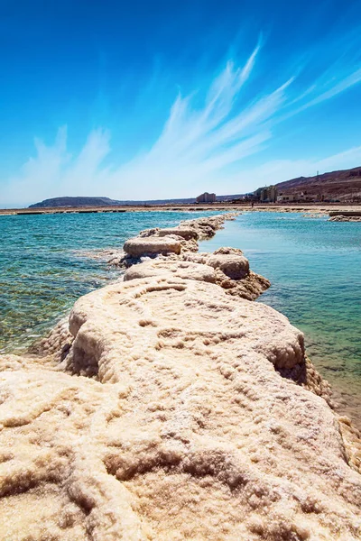 ユニークな死海 イスラエル海岸 2月の日 中東で最も乾燥していない塩湖 世界で最も塩気のある湖 蒸発した塩は水の上に奇妙な結晶形をしている — ストック写真