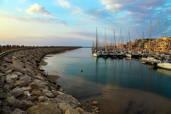 在以色列的Herzliya 码头是游艇 船只和小船的港口 地中海的黄昏 沿着防波堤行走 保护游艇港口不受风暴的侵袭 — 图库照片