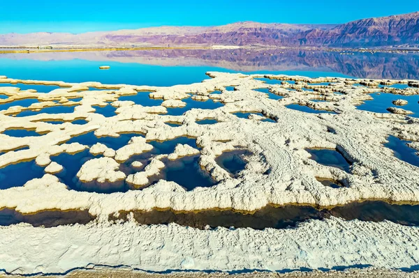 Sal Evaporado Forma Padrões Bizarros Água Água Azul Cercada Por — Fotografia de Stock