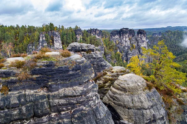 Elbe Nehri 'nin 200 metre yukarısındaki Bastei' nin pitoresk kumlu kayalıkları ünlü bir turistik merkezdir. Sakson İsviçre 'ye romantik bir gezi. Almanya. Bulutlu bir gün.