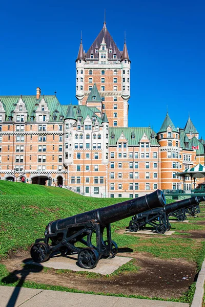 ホテルシャトーフロンテナックは 世界で最も撮影されたホテルです ケベックのウォーターフロントに鉄のアンティーク大砲をキャストします ケベック歴史センターの古代建築 カナダへの忘れられない旅 — ストック写真
