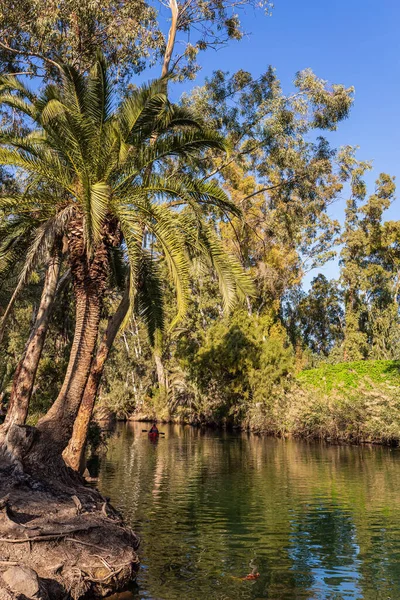 晴朗温暖的冬日阳光明媚 以色列 约旦河是世界上最有名的河流 在基督教中 约旦是基督受洗的地方 — 图库照片