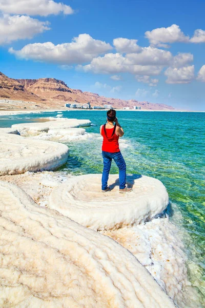 Woman Red Shirt Photographs Sea Surface Dead Sea Israel Saltiest — Stock Photo, Image