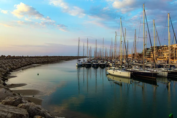 在以色列的Herzliya 码头是一个配备有游艇 船只和小船的港口 地中海的黄昏 沿着防波堤走 — 图库照片